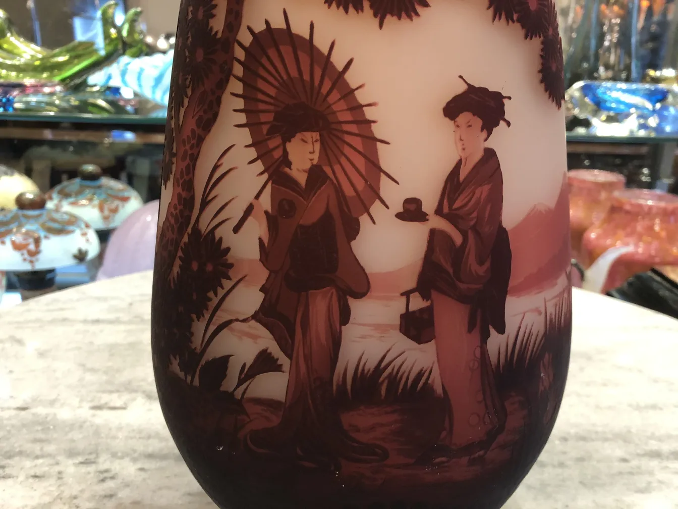 vidro antigo com design de figuras e paisagens