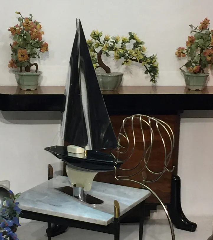 Escultura de bonsai decorativa antiga em ambiente elegante.