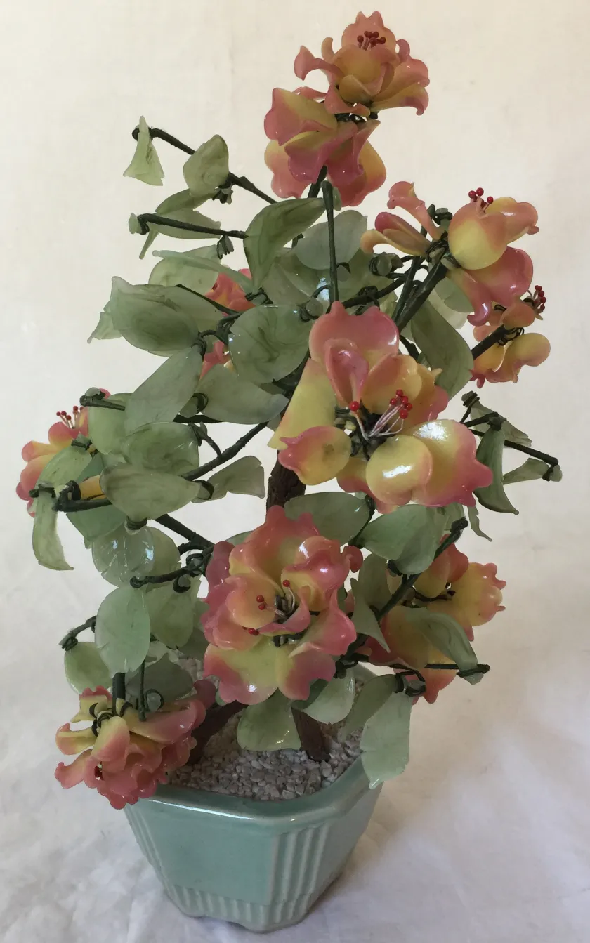 盆栽、ピンクと黄色の花が緑の鉢にあり、古い。