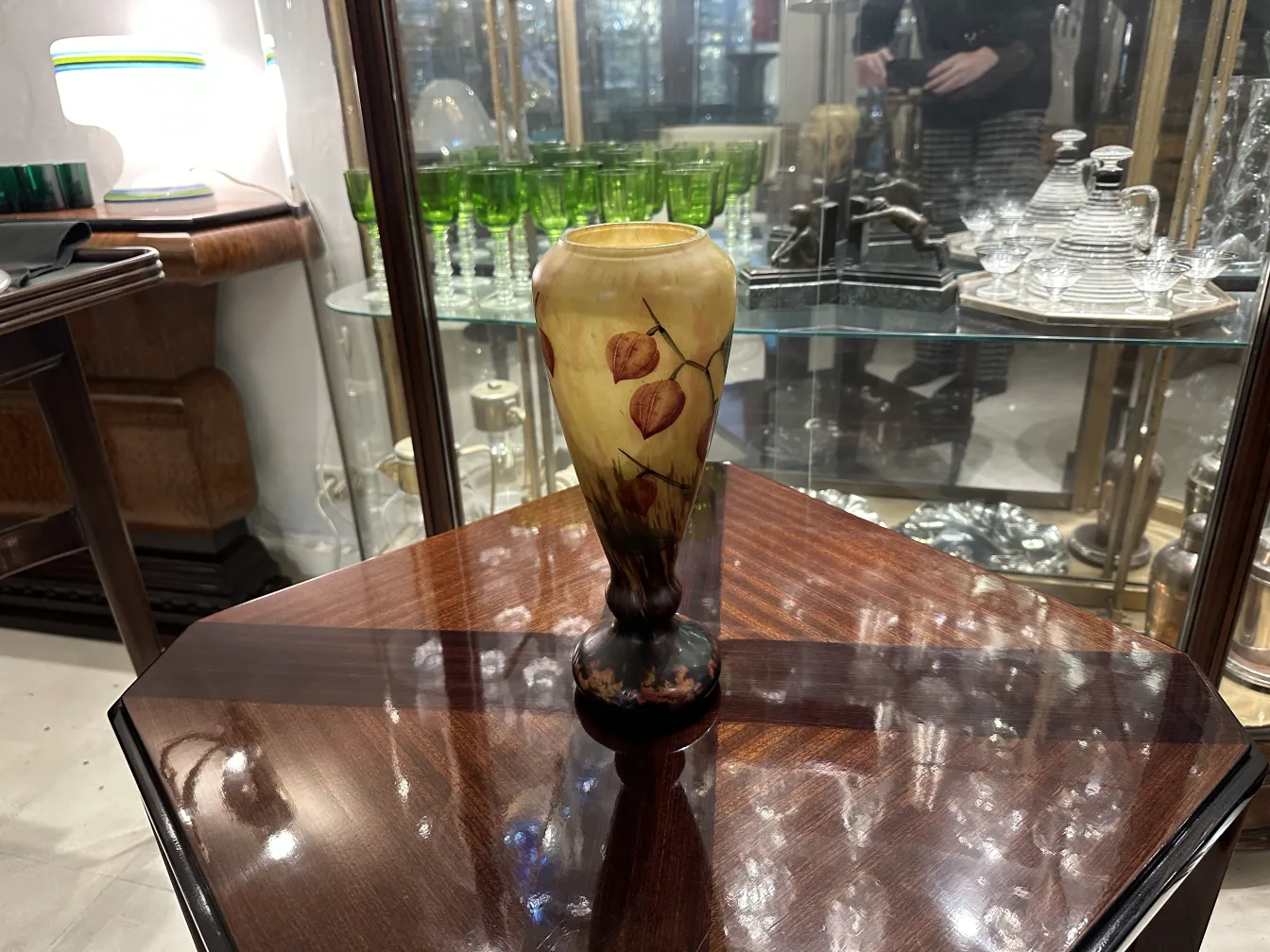 Vaso in vetro antico con design floreale, Lorrain.