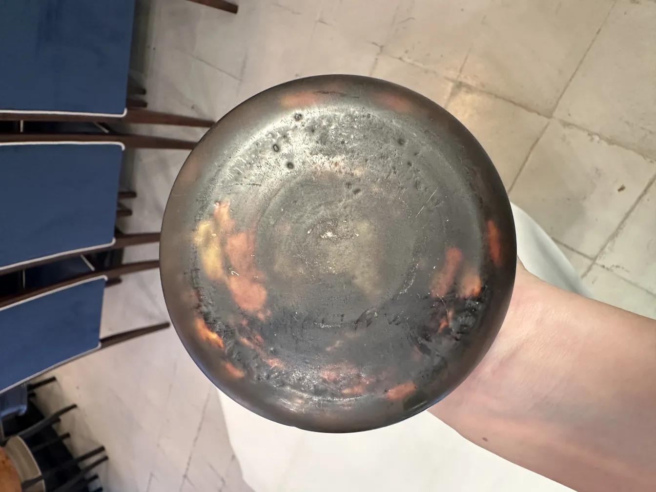 Вид сверху античного подписанного стекла Лоррена с отметками
