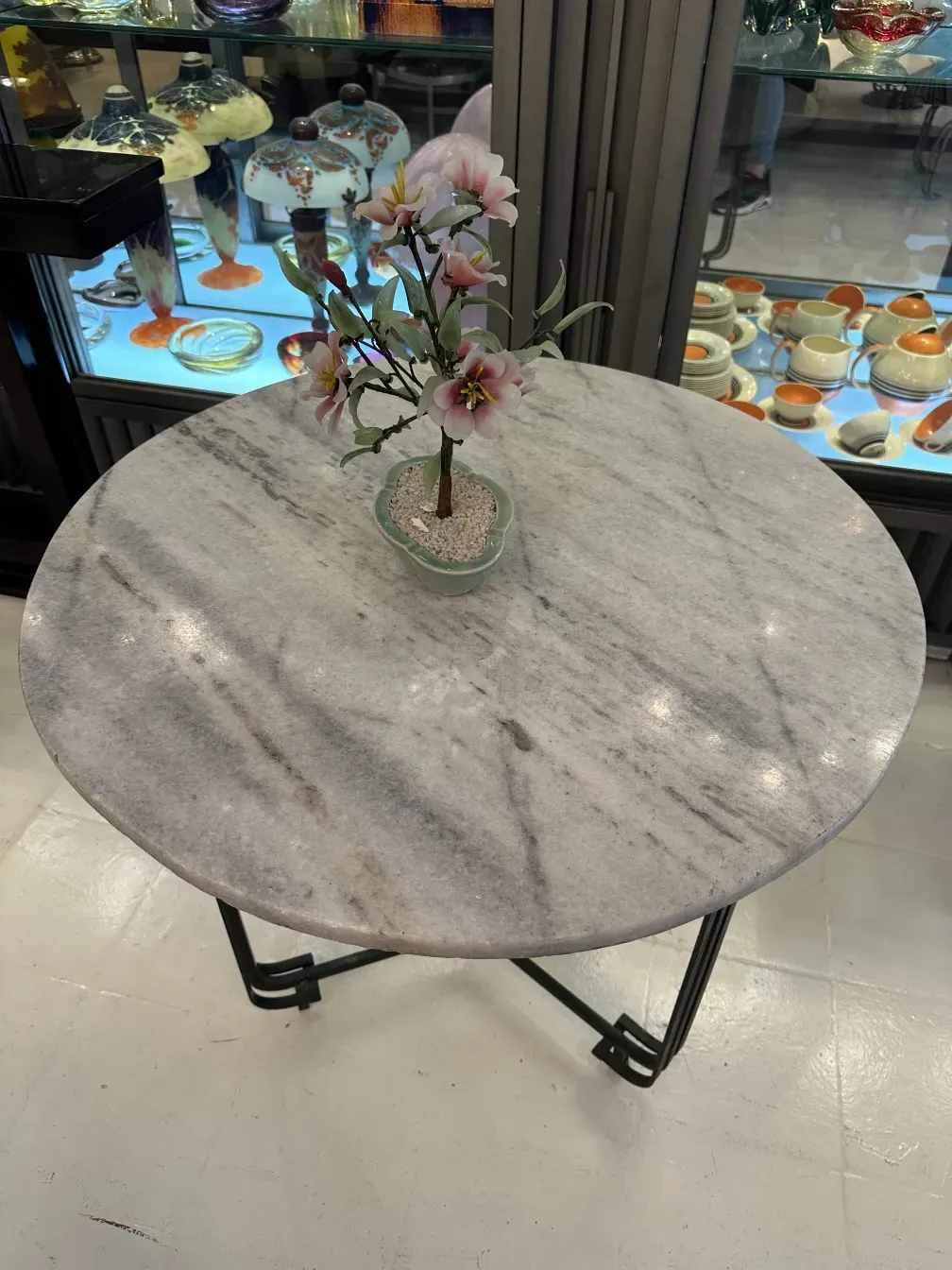 Antiker Bonsai auf einem weißen Marmortisch.