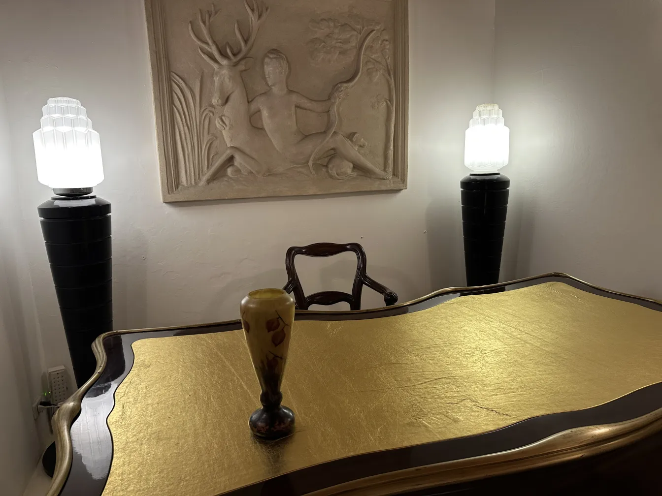 Decorazione antica con vetro firmato Lorrain su tavolo