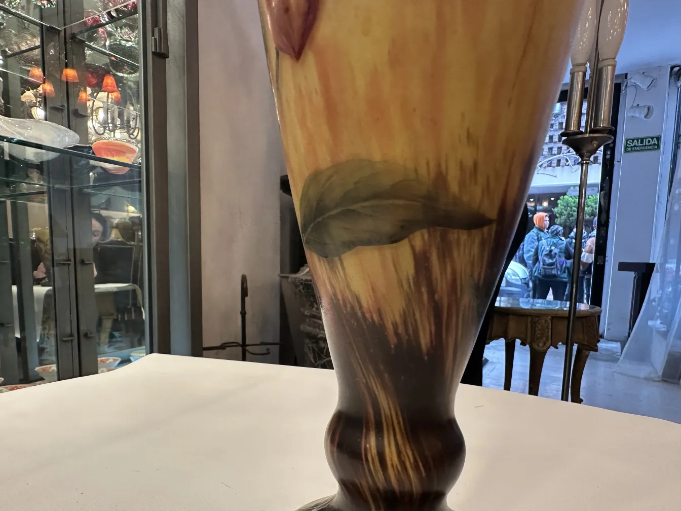 带有叶子绘画的古董玻璃花瓶，签名为Lorrain。