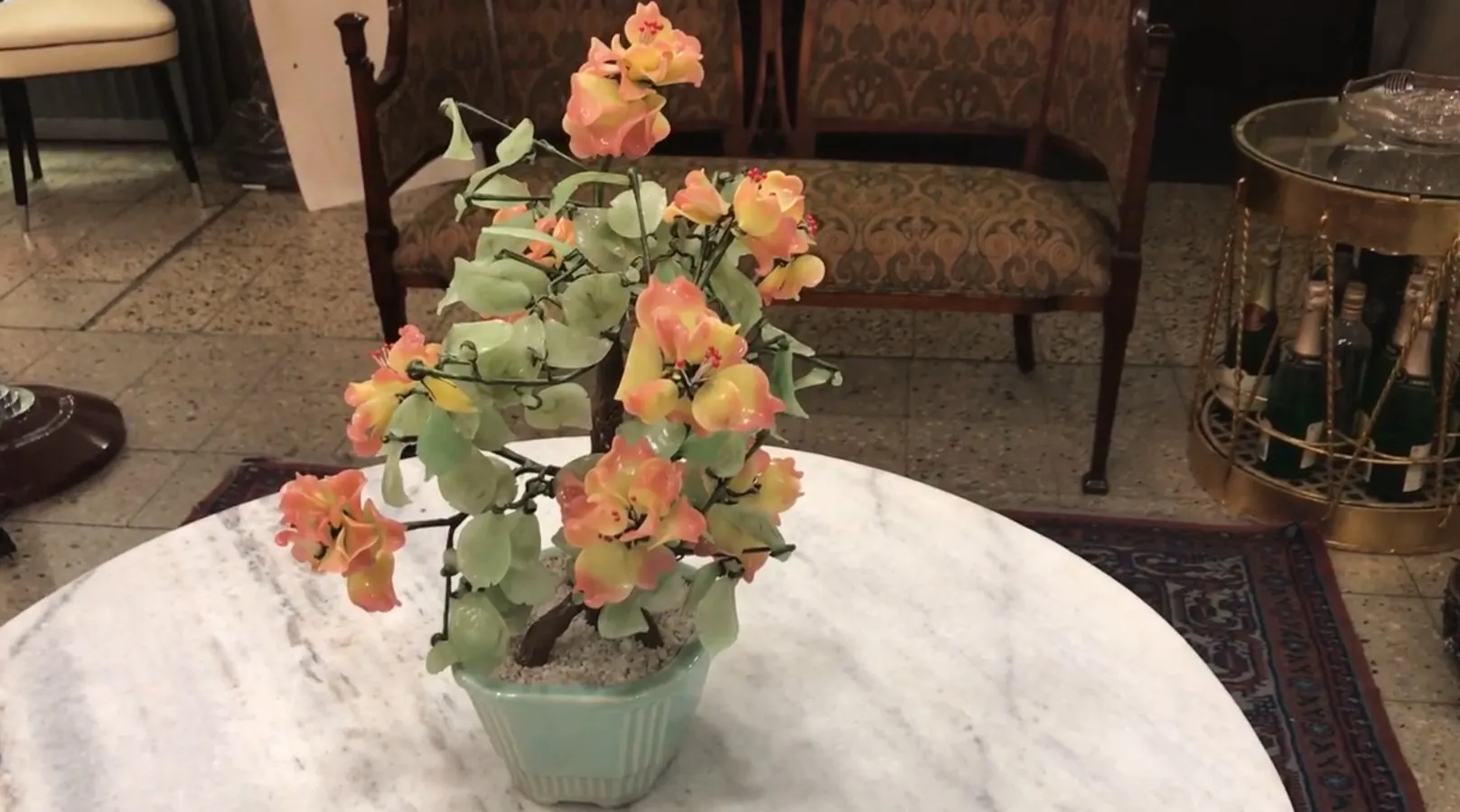 古い盆栽にピンクと黄色の花。