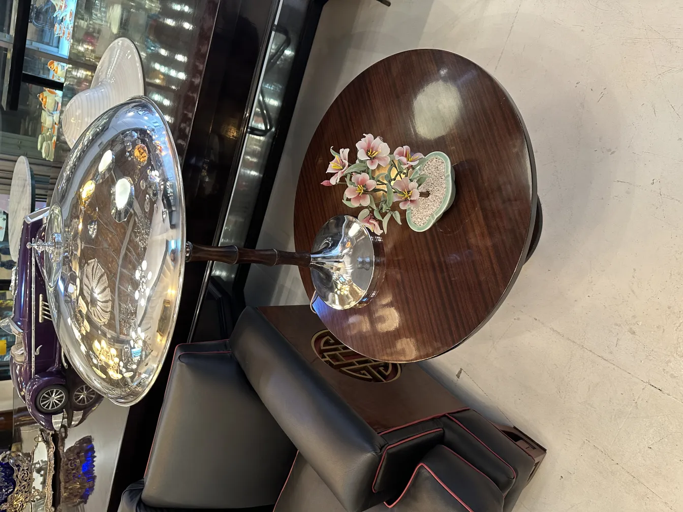 エレガントなテーブルの上に花があしらわれた古い盆栽。