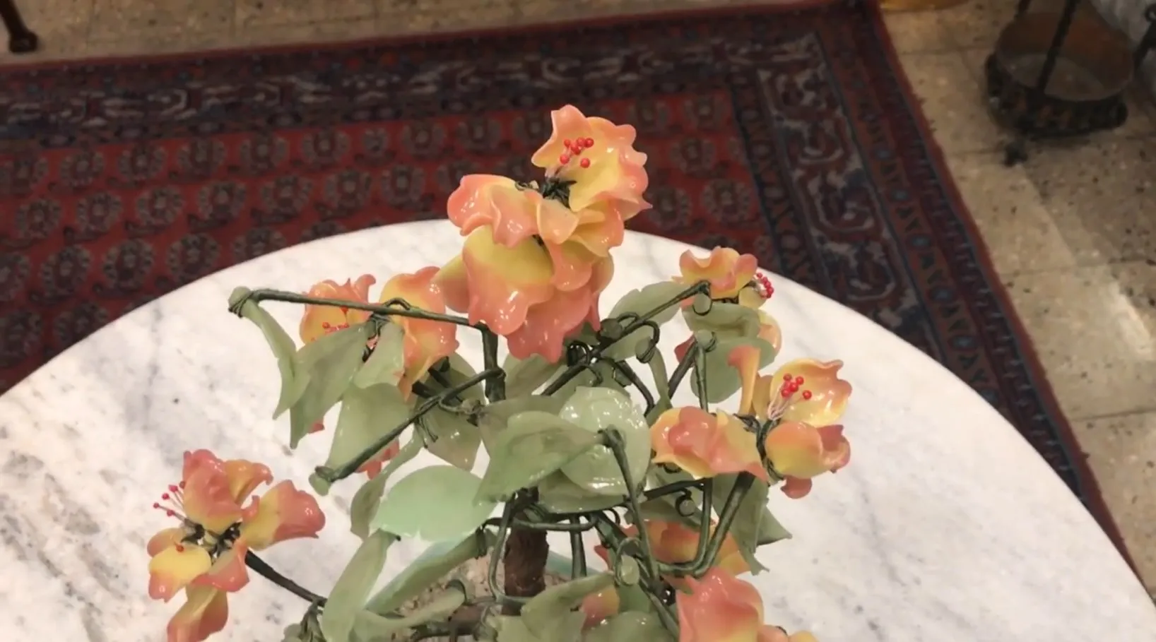 陶器の花と緑の葉がある古い盆栽