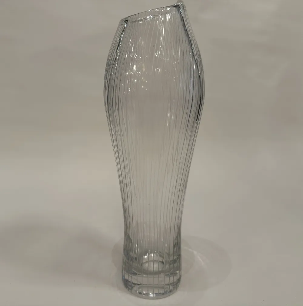 स्टाइलिश आकार में टापिओ विर्क्काला द्वारा हस्ताक्षरित सुंदर प्राचीन कांच