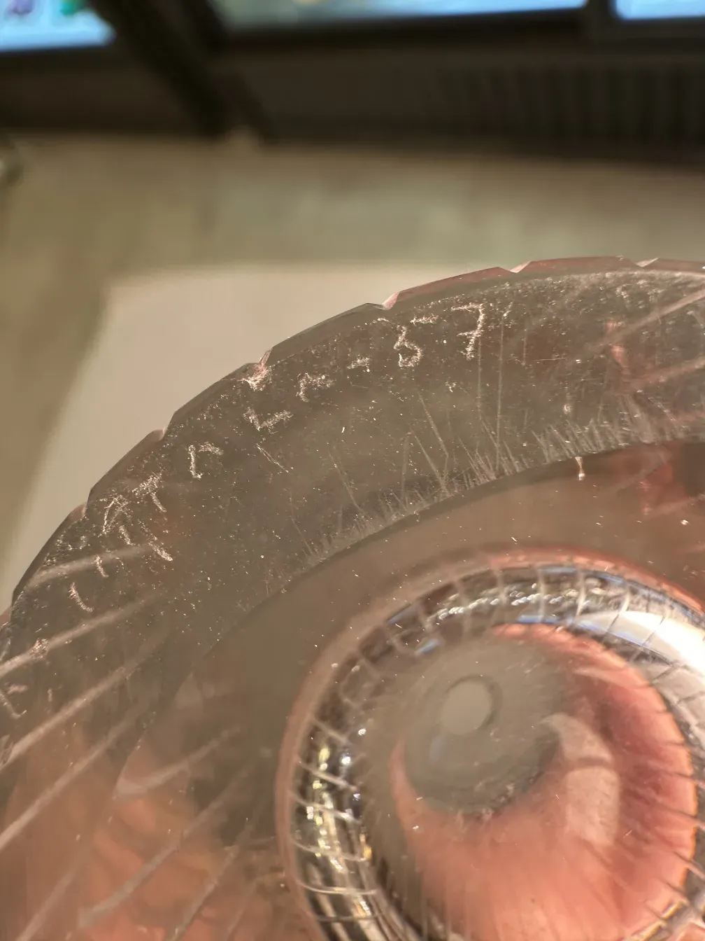 élégant verre antique signé par tapio wirkkala dans une forme stylisée