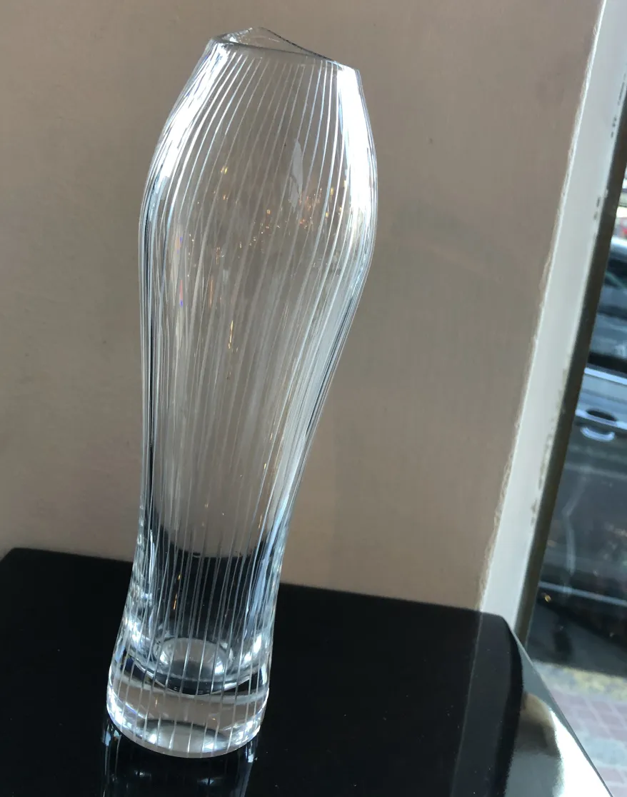 elegante antigüedad de vidrio firmado por tapio wirkkala en forma estilizada