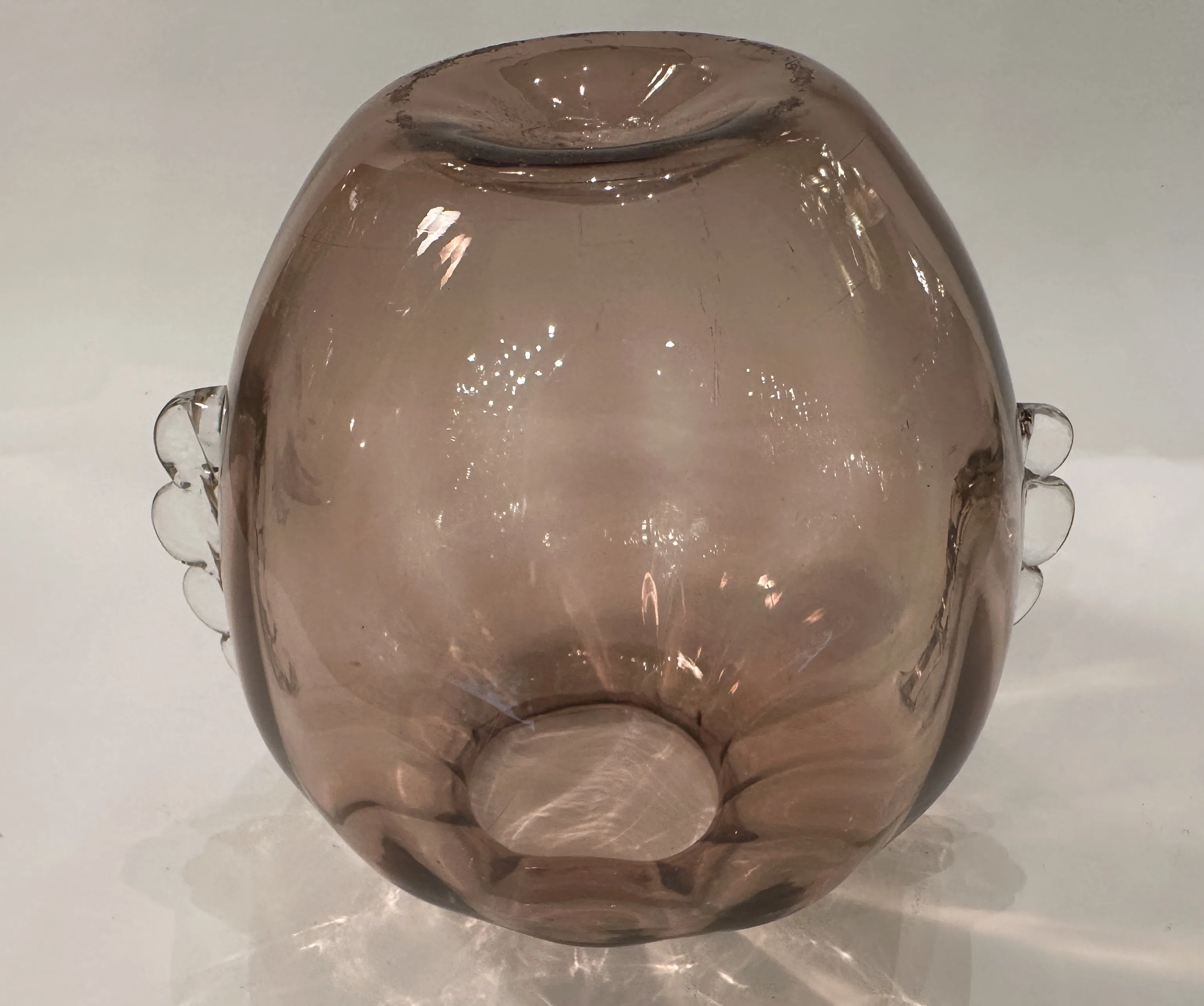 florero de murano antiguo con forma elegante y detalles en el diseño