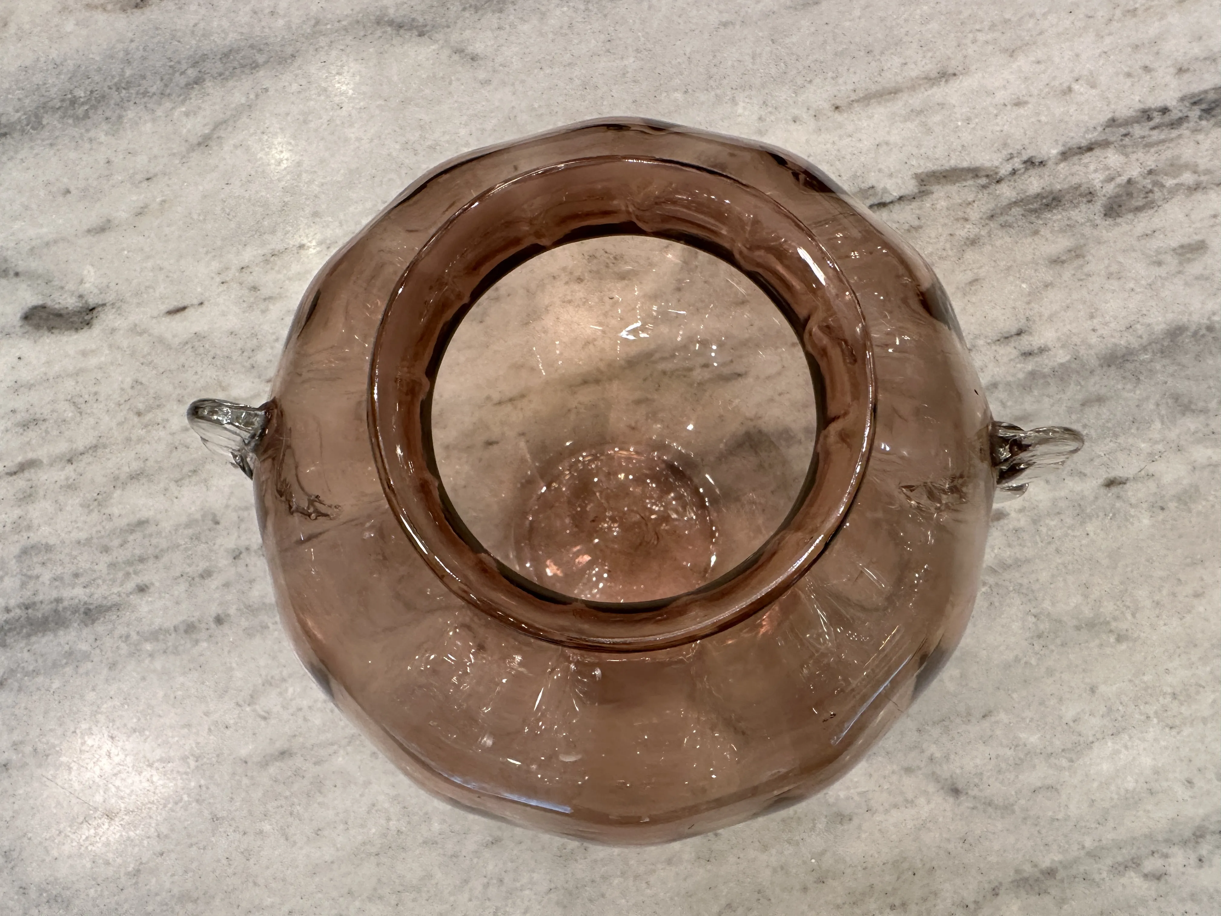 Ancien vase Murano de couleur marron avec forme arrondie, décoré dans un cadre élégant.
