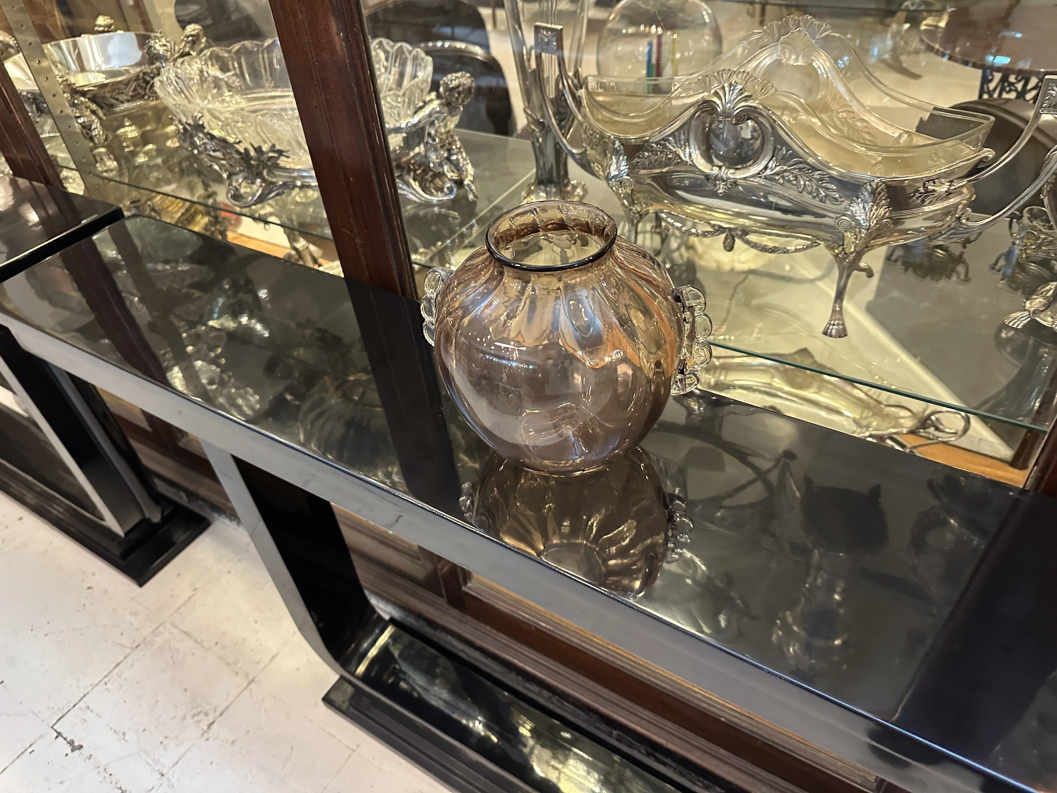 vase di murano antico con design elegante in una vetrina