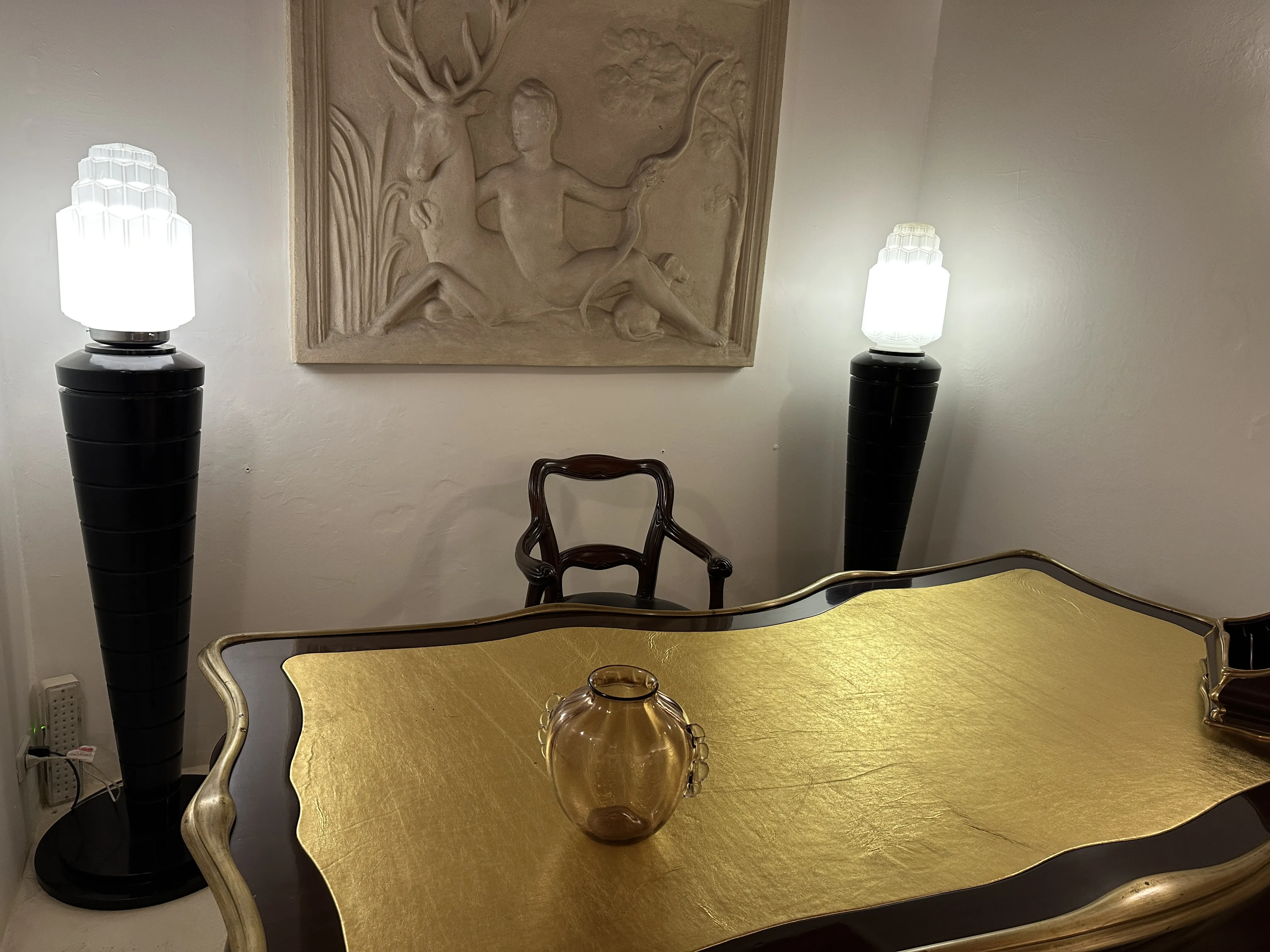 Vase Murano ancien décoratif sur une table dorée