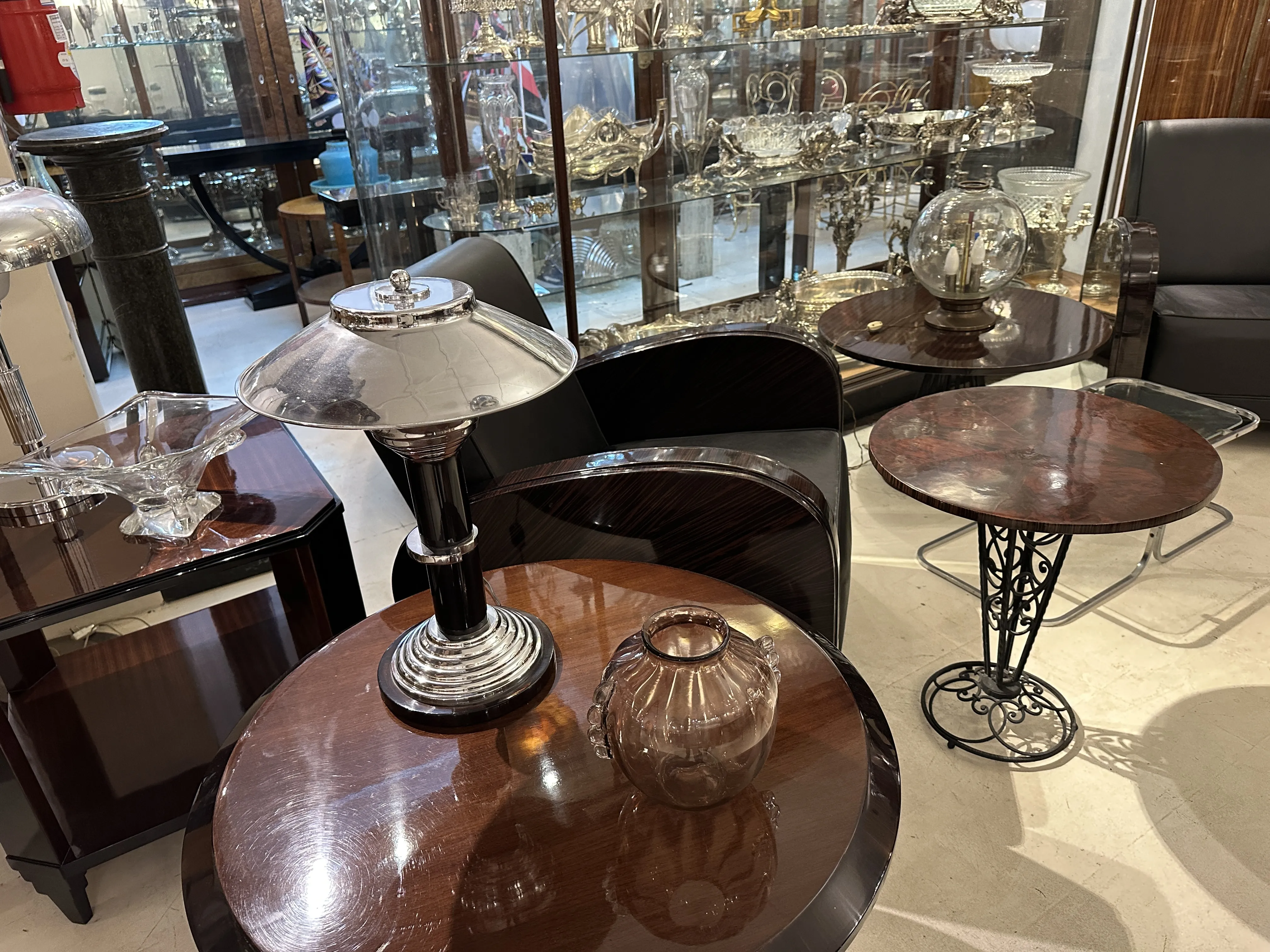 Vaso di Murano antico in un ambiente con tavoli in legno