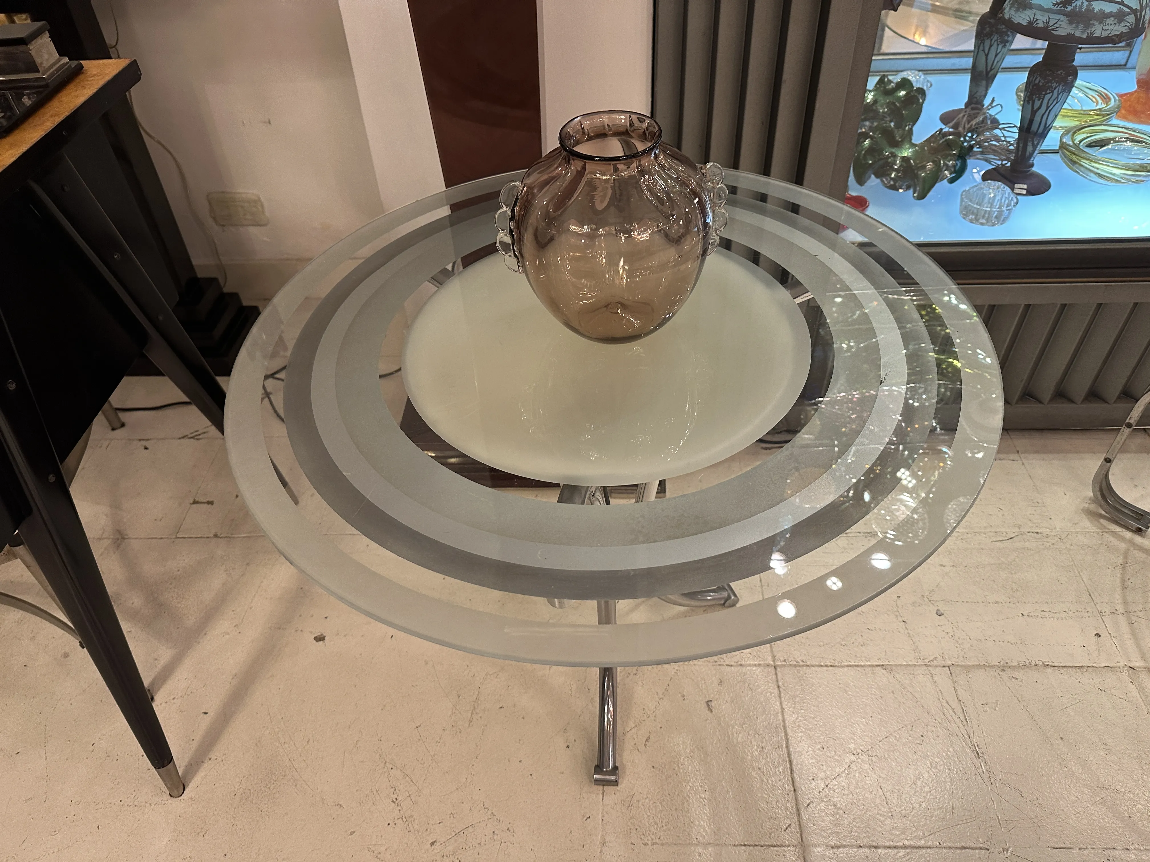 Vase Murano ancien sur une table avec des détails classiques