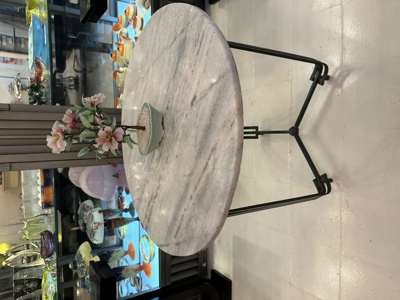 Bonsai antigo com flores decorativas em um ambiente elegante.