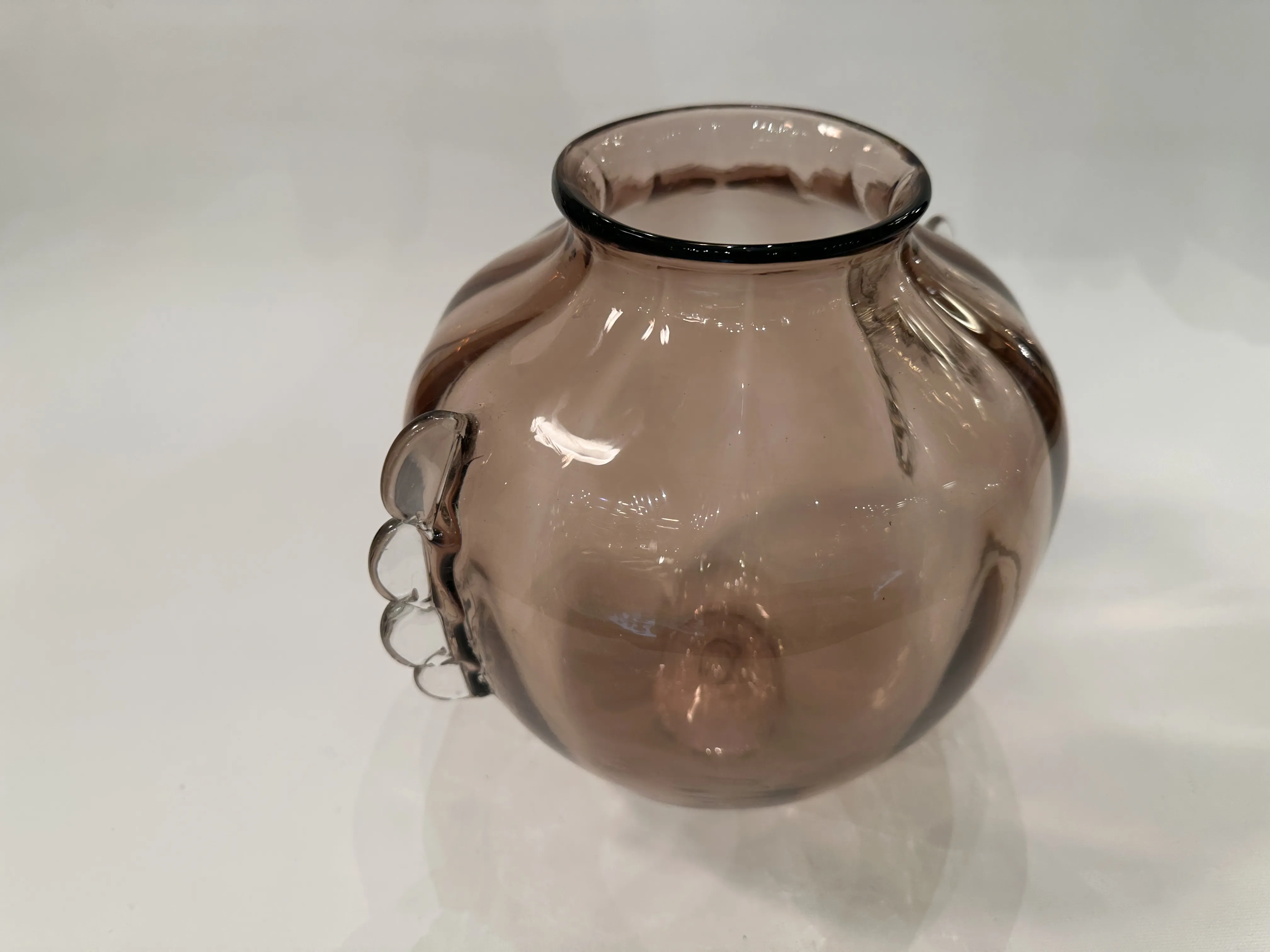 vaso de murano antigo, cor marrom claro, com detalhes arredondados