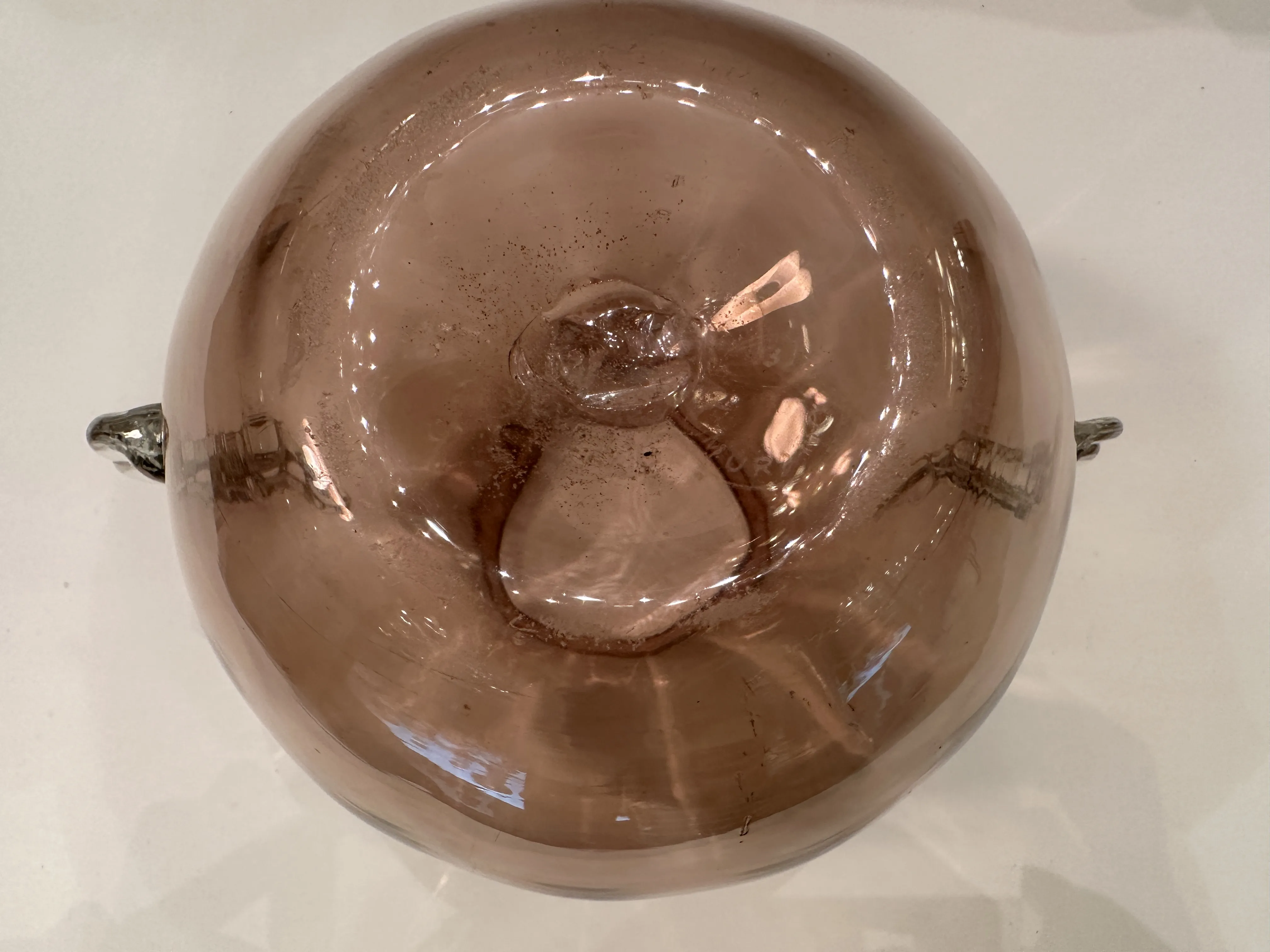 antico vaso di murano con design rotondo ed elegante