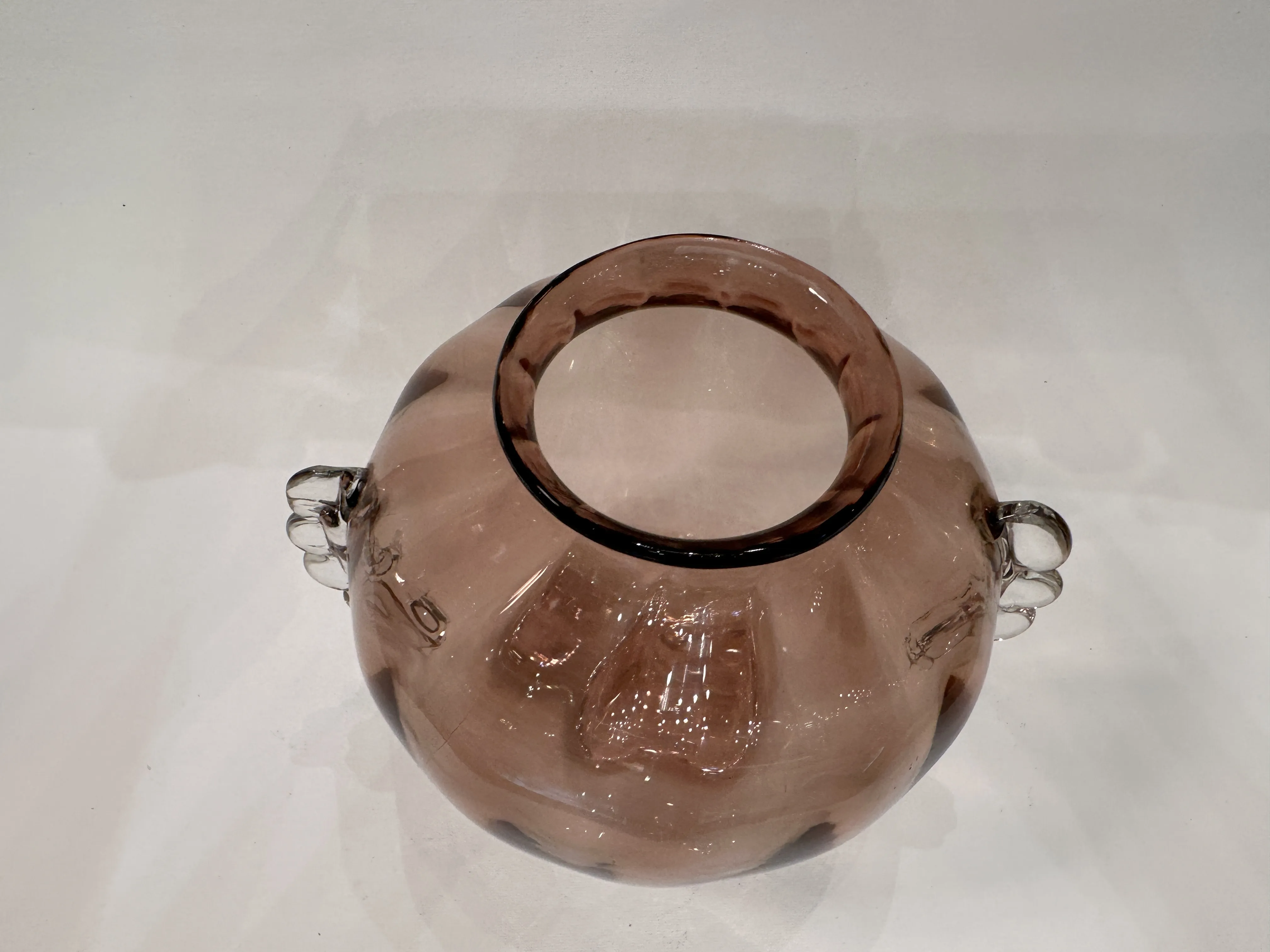 Obenansicht einer antiken Murano-Glasvase mit eleganten Details und runder Form.