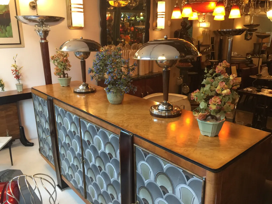 Bonsái antiguo decorado con flores en un ambiente cálido