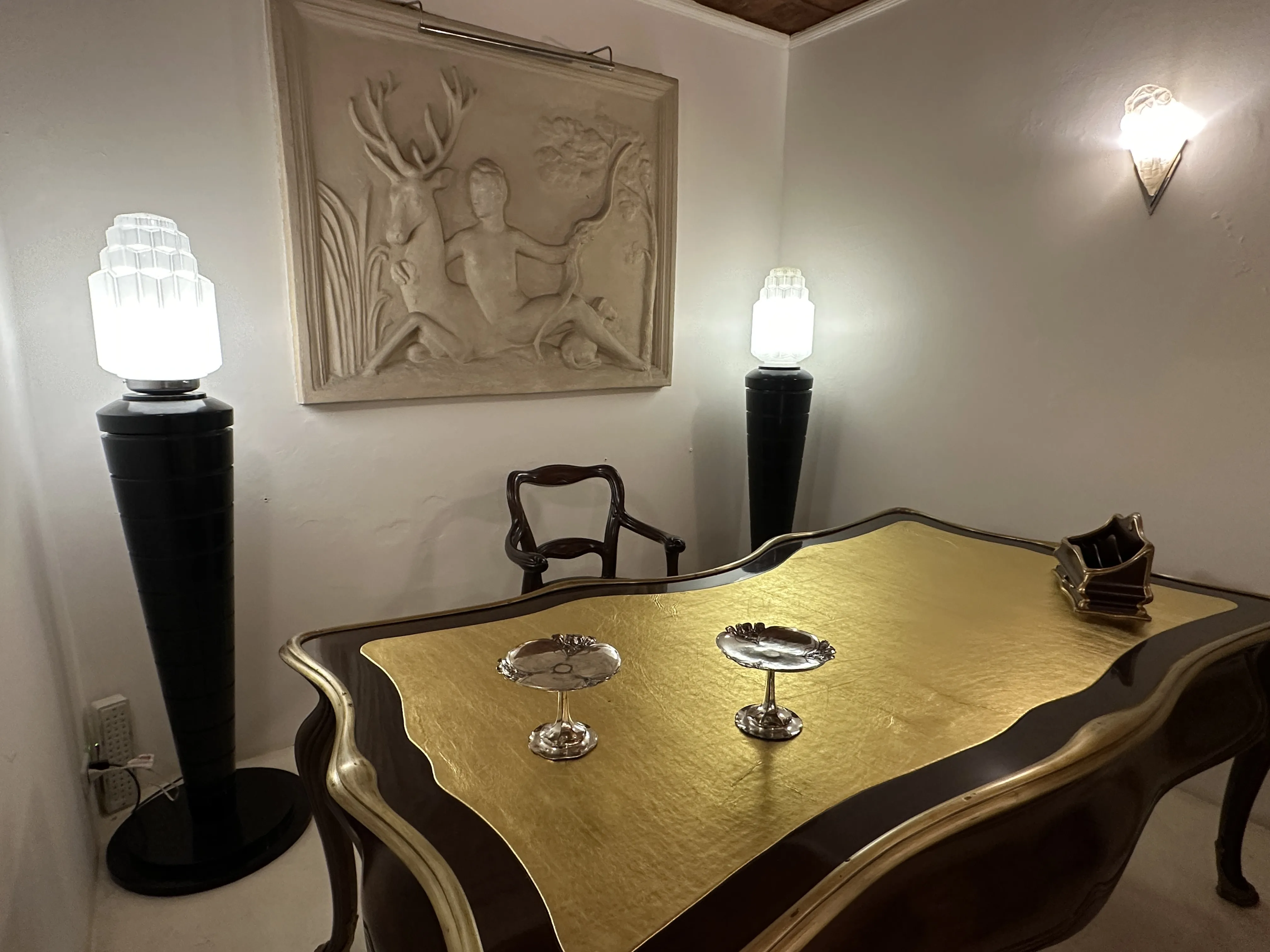Antica vassoi per carte WMF su un tavolo elegante con lampade e decorazioni.