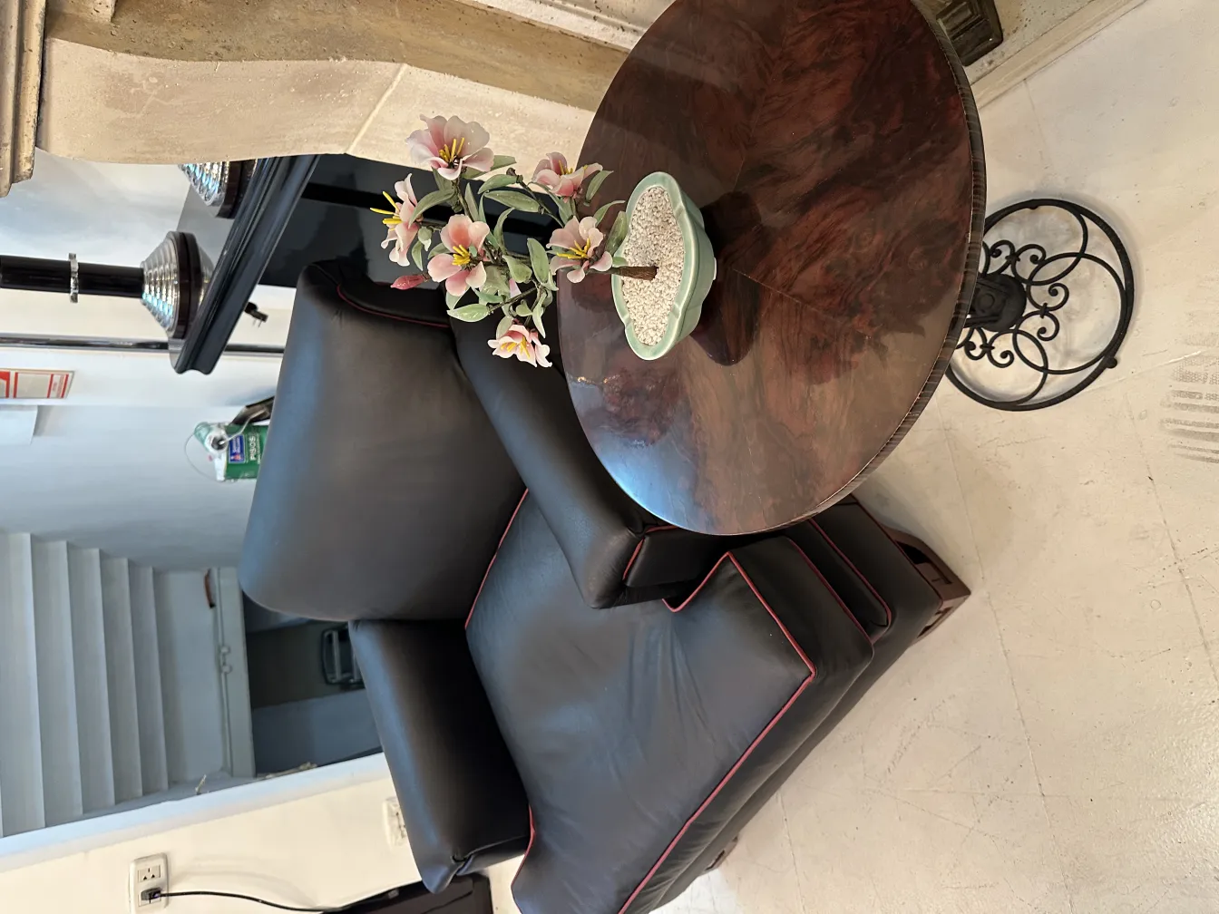 Bonsái antiguo decorativo con flores en una mesa