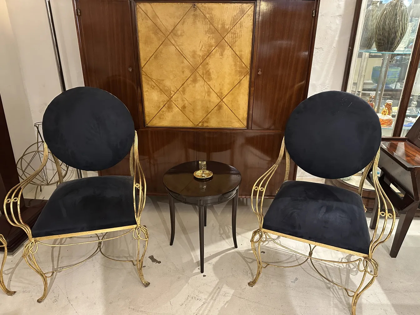 منفضة سجائر قديمة WMF بتصميم زخرفي وشكل دائري.