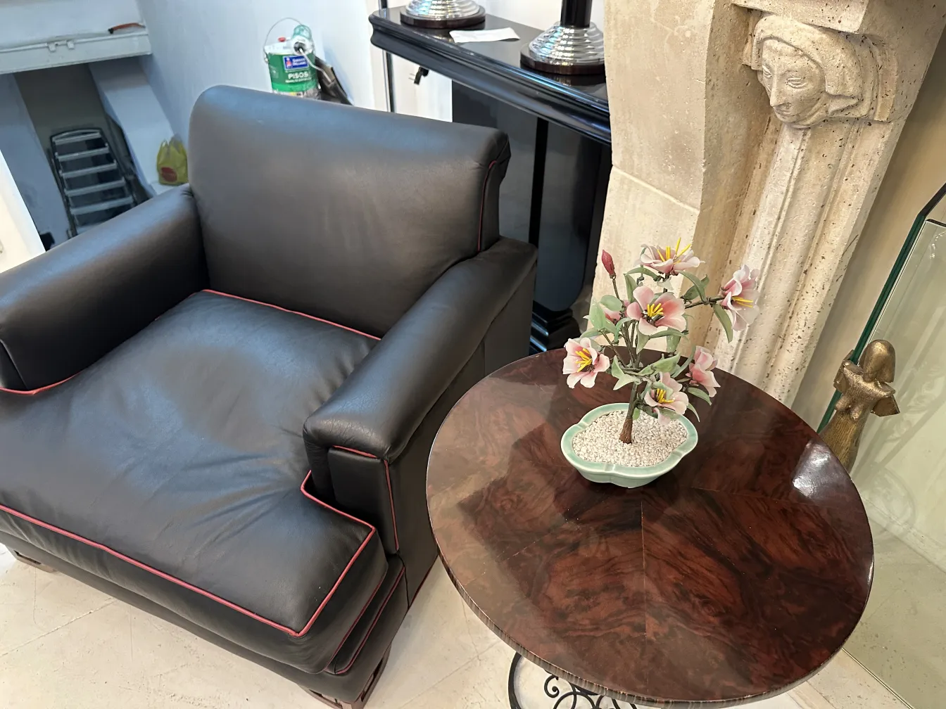 प्राचीन बोनसाई सजावटी बर्तन में गोल मेज पर