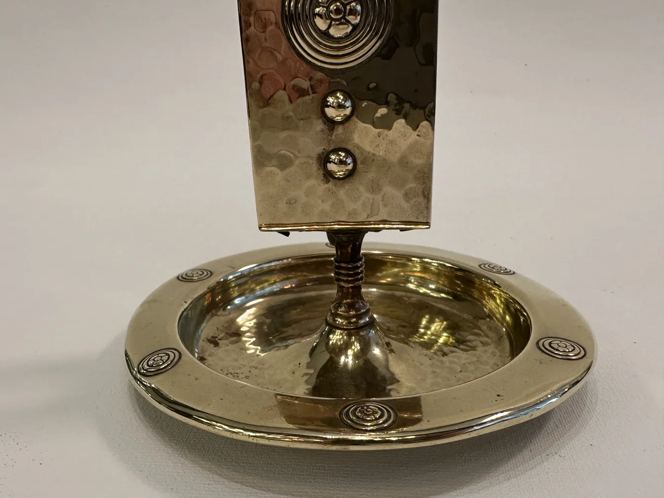 Posacenere antico WMF con design decorativo e forma circolare.