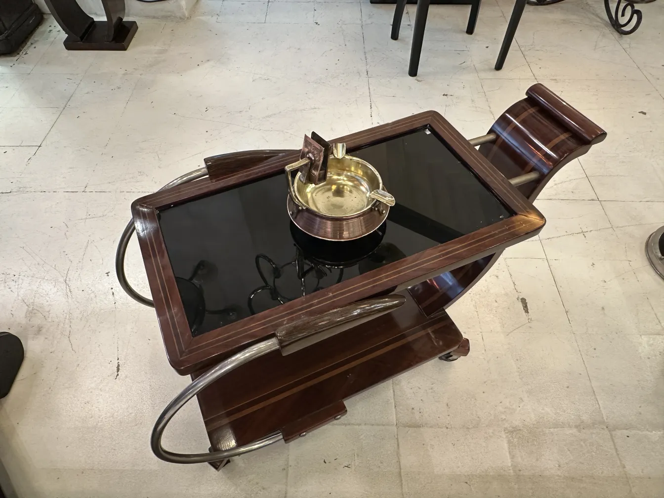 Cenicero antiguo en mesa con superficie negra