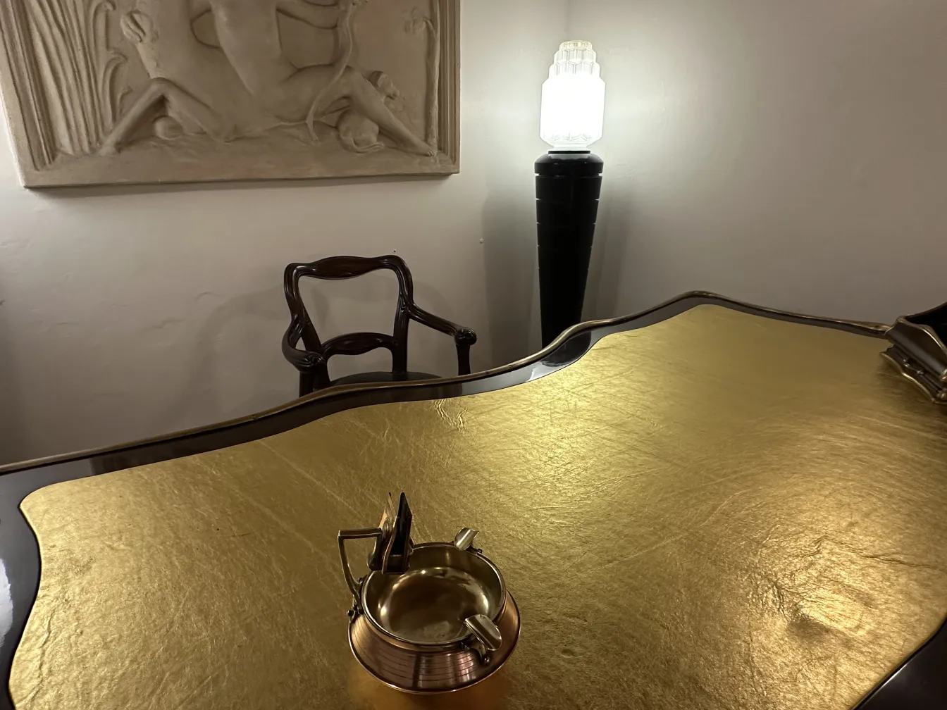 Cendrier ancien sur table avec surface noire