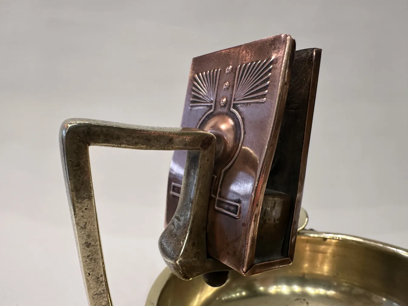 검은 표면의 테이블 위의 고대 재떨이