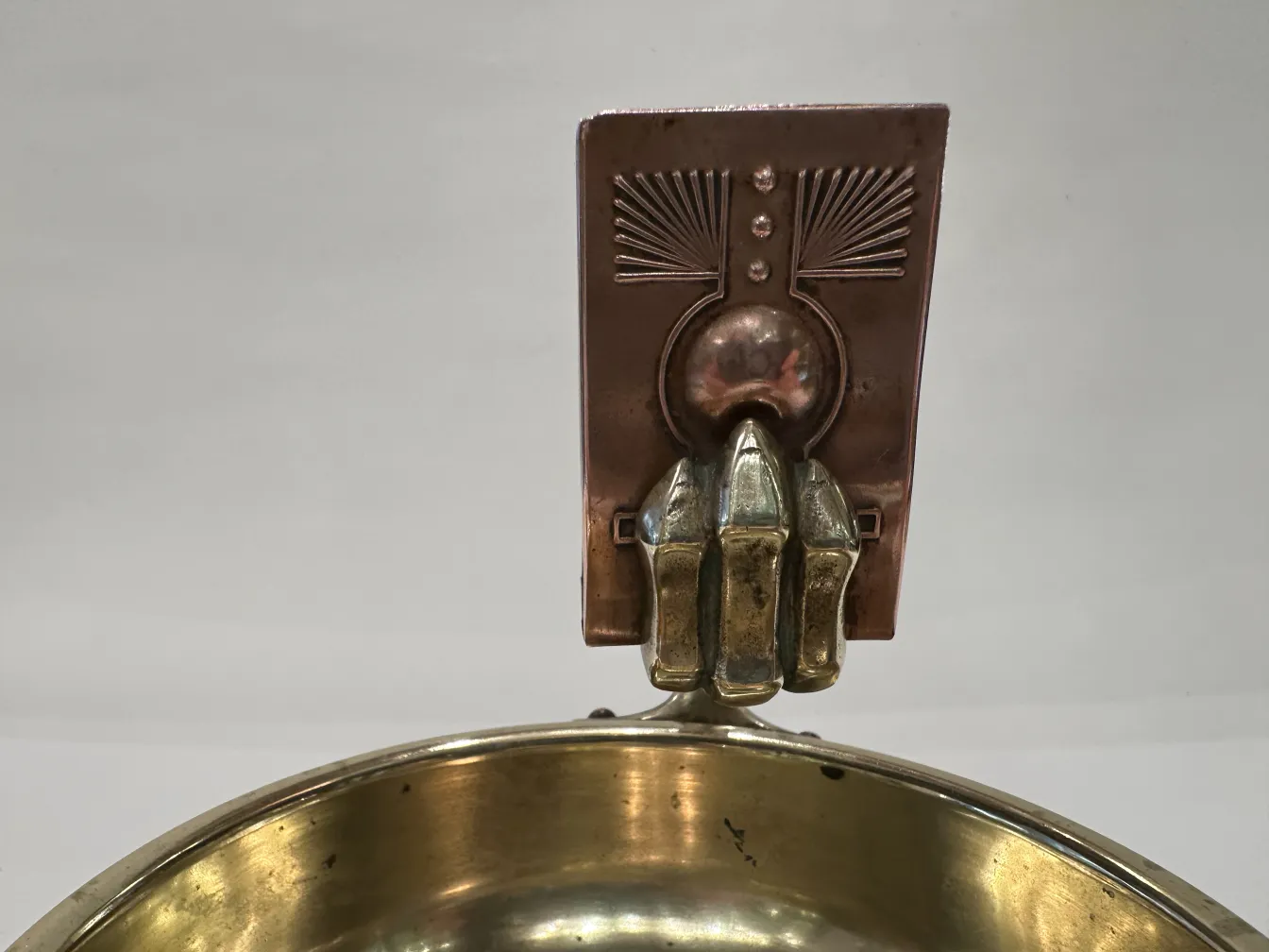 Cenicero antiguo en mesa con superficie negra