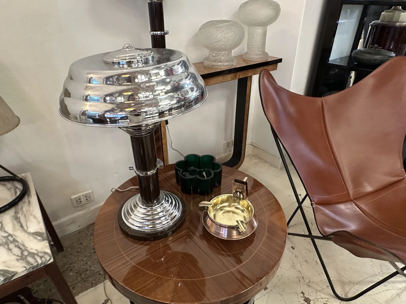 古董烟灰缸在黑色桌子上