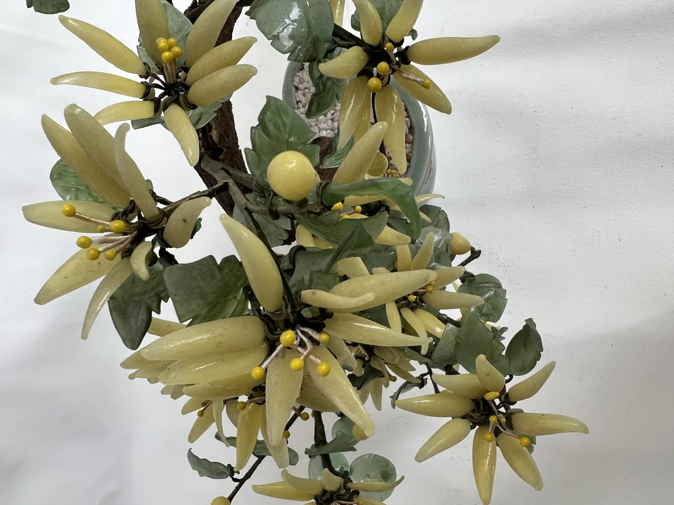 Bonsai antico decorato con fiori gialli e verdi