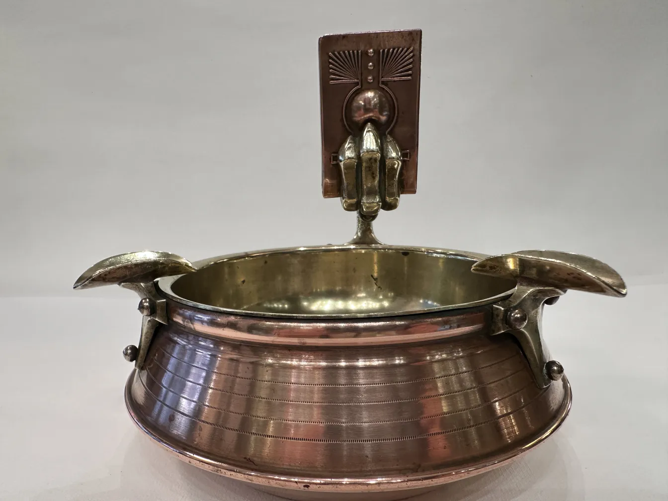 Cenicero antiguo en mesa con superficie negra