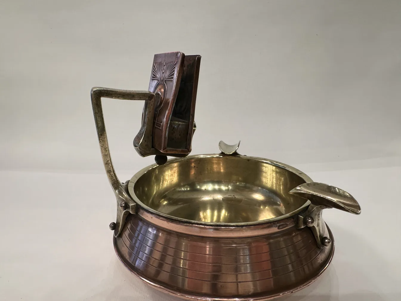 Cenicero antiguo en mesa con superficie negra