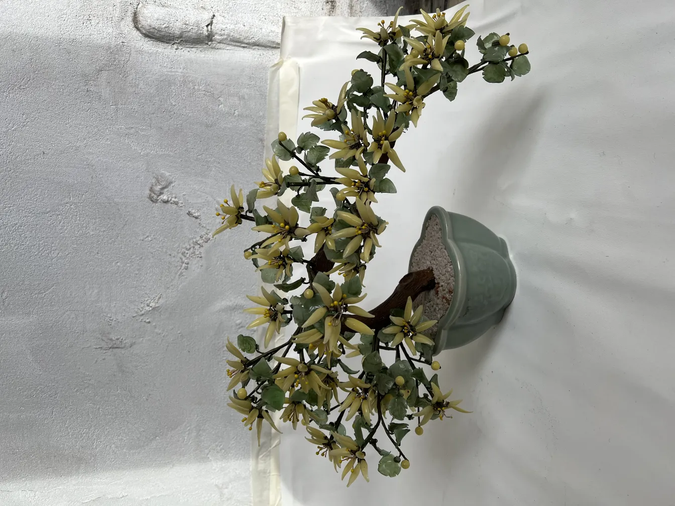 Bonsai antico in vaso verde decorativo, con fiori gialli