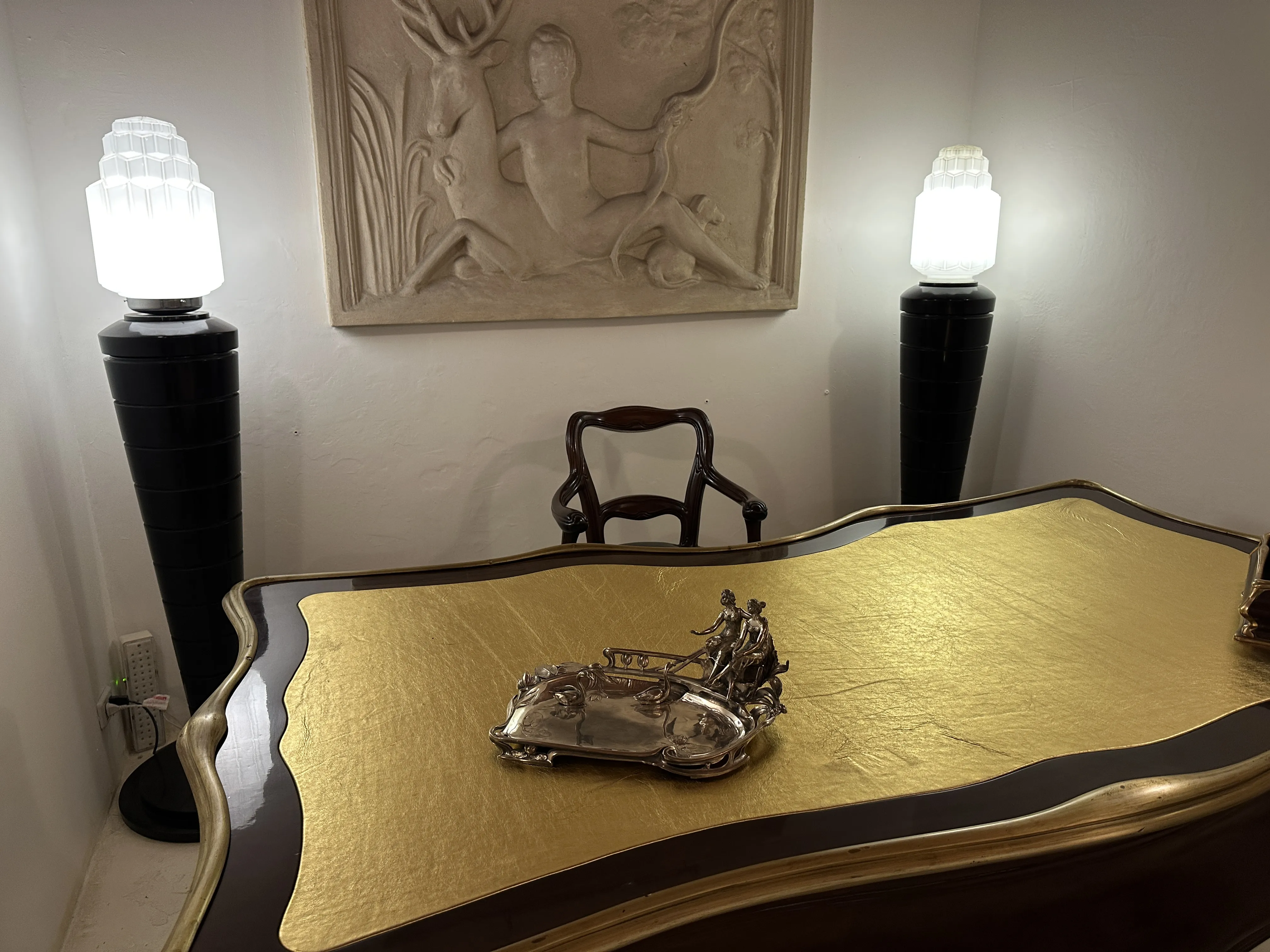 plateau de cartes ancien WMF sur un bureau doré avec une lumière douce