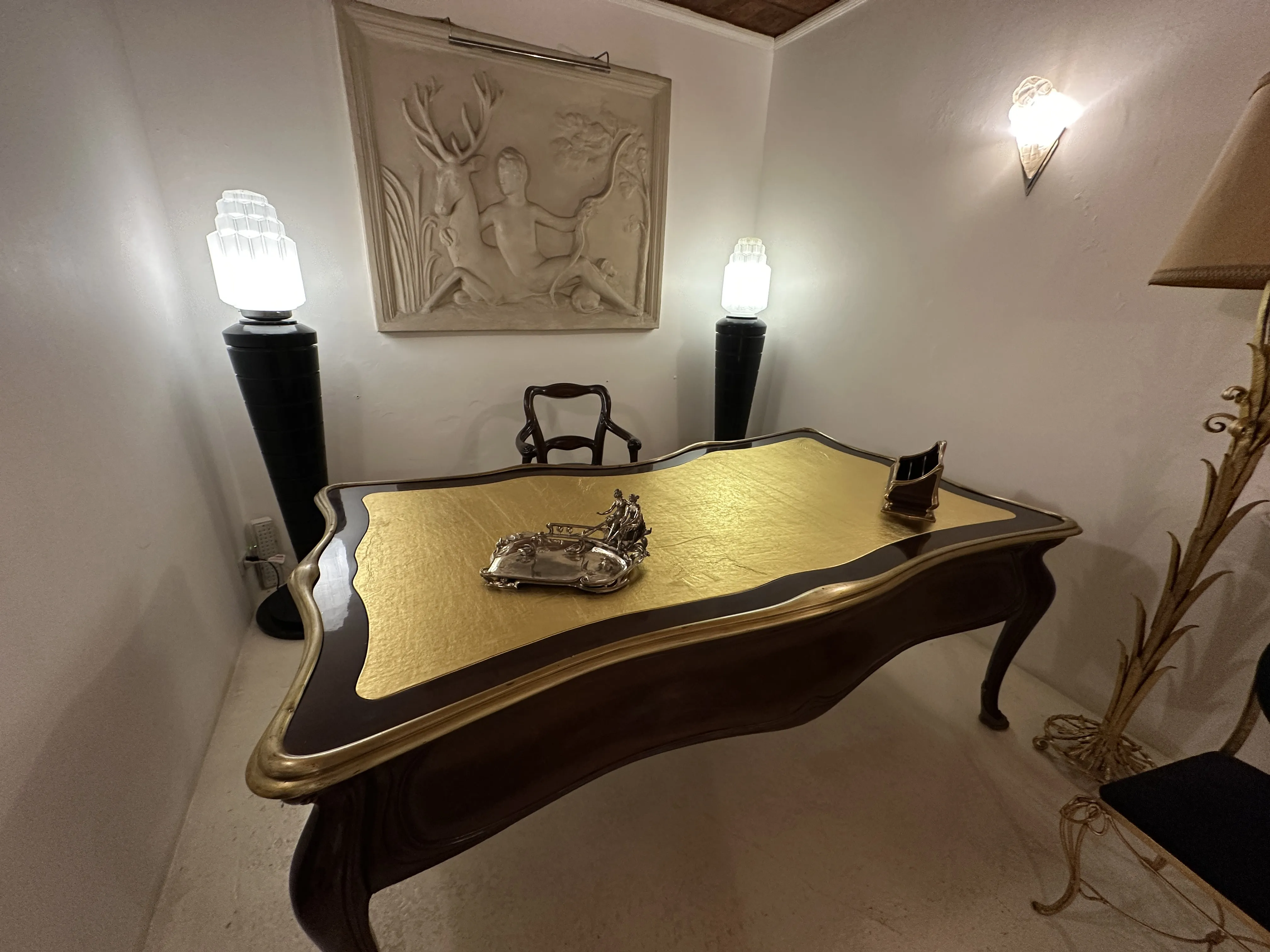 antikes Kartenfach WMF auf einem goldenen Tisch