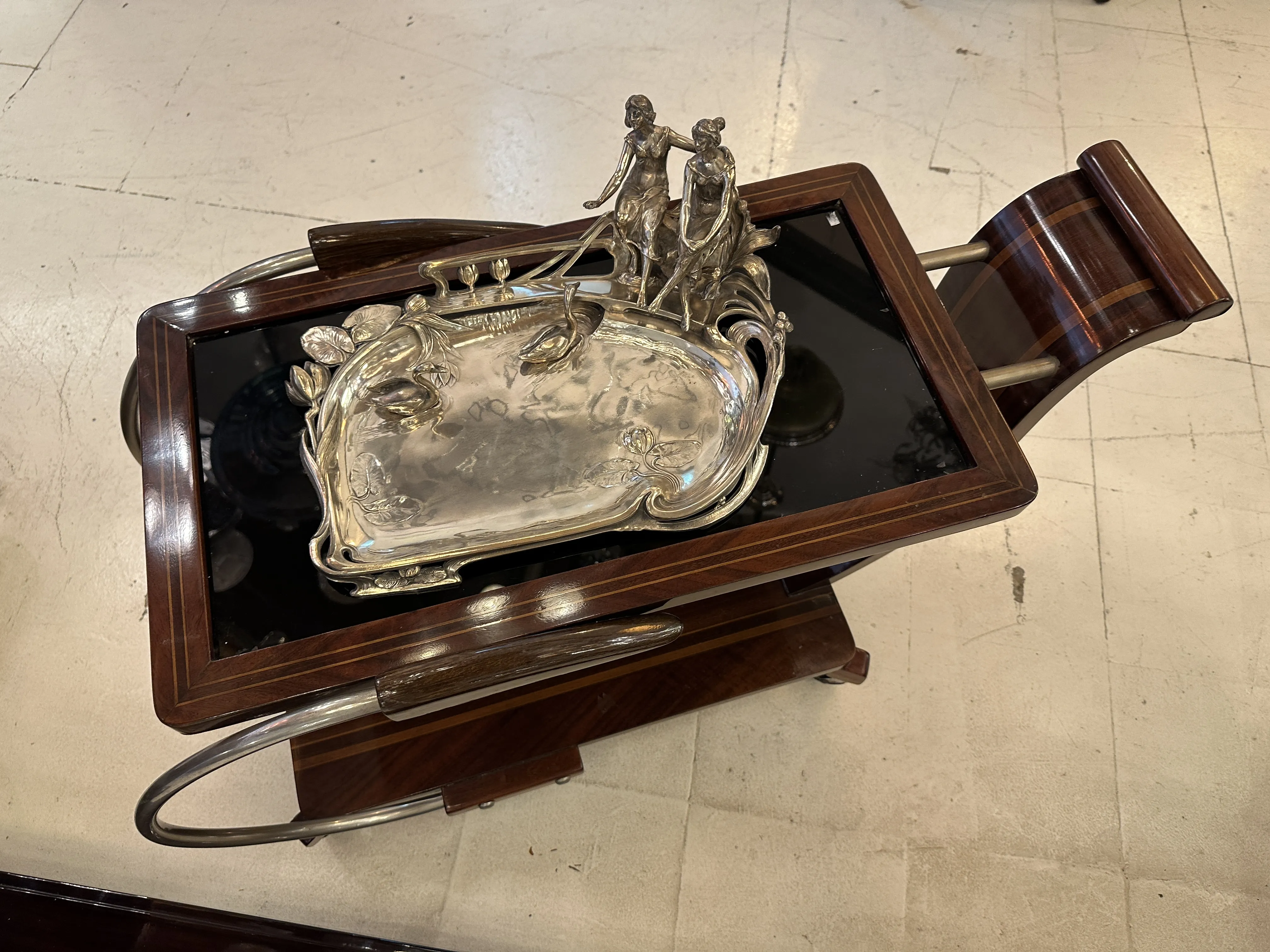 Elegante vassoio per carte antiche WMF con figura decorativa.