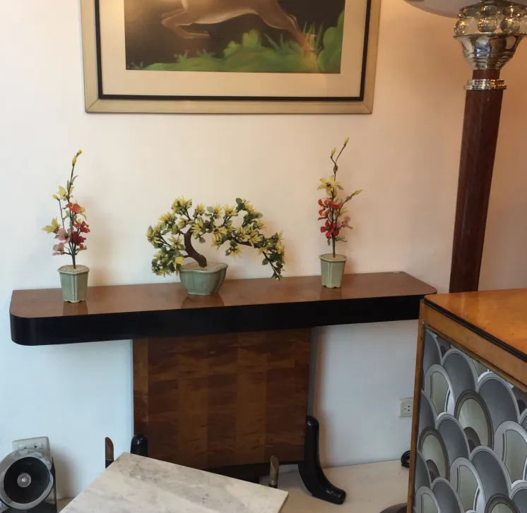 Bonsai ancien décoratif dans un vase en céramique sur une table avec des fleurs