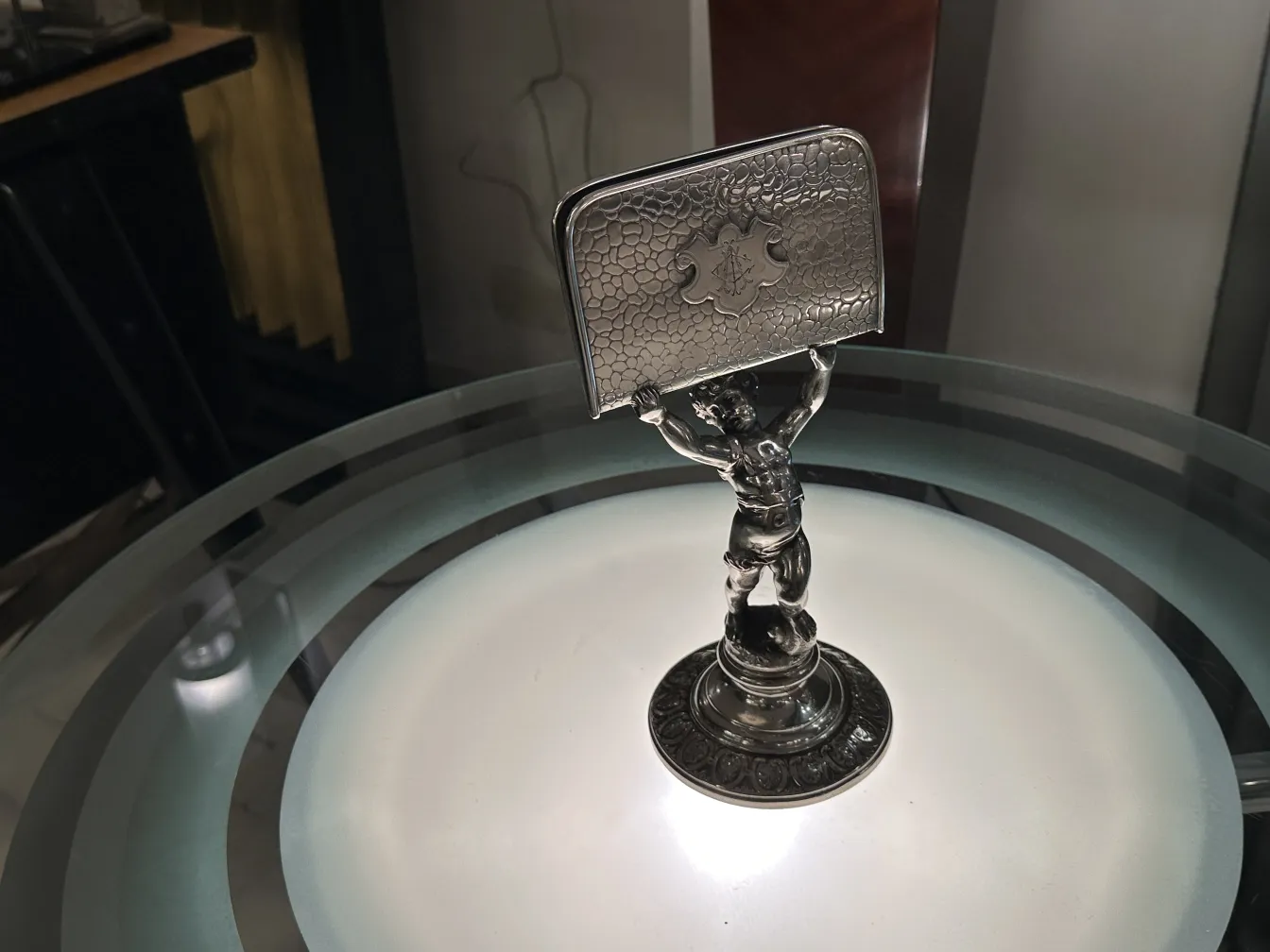 Plateau de carte ancien WMF avec base décorative en forme de figure