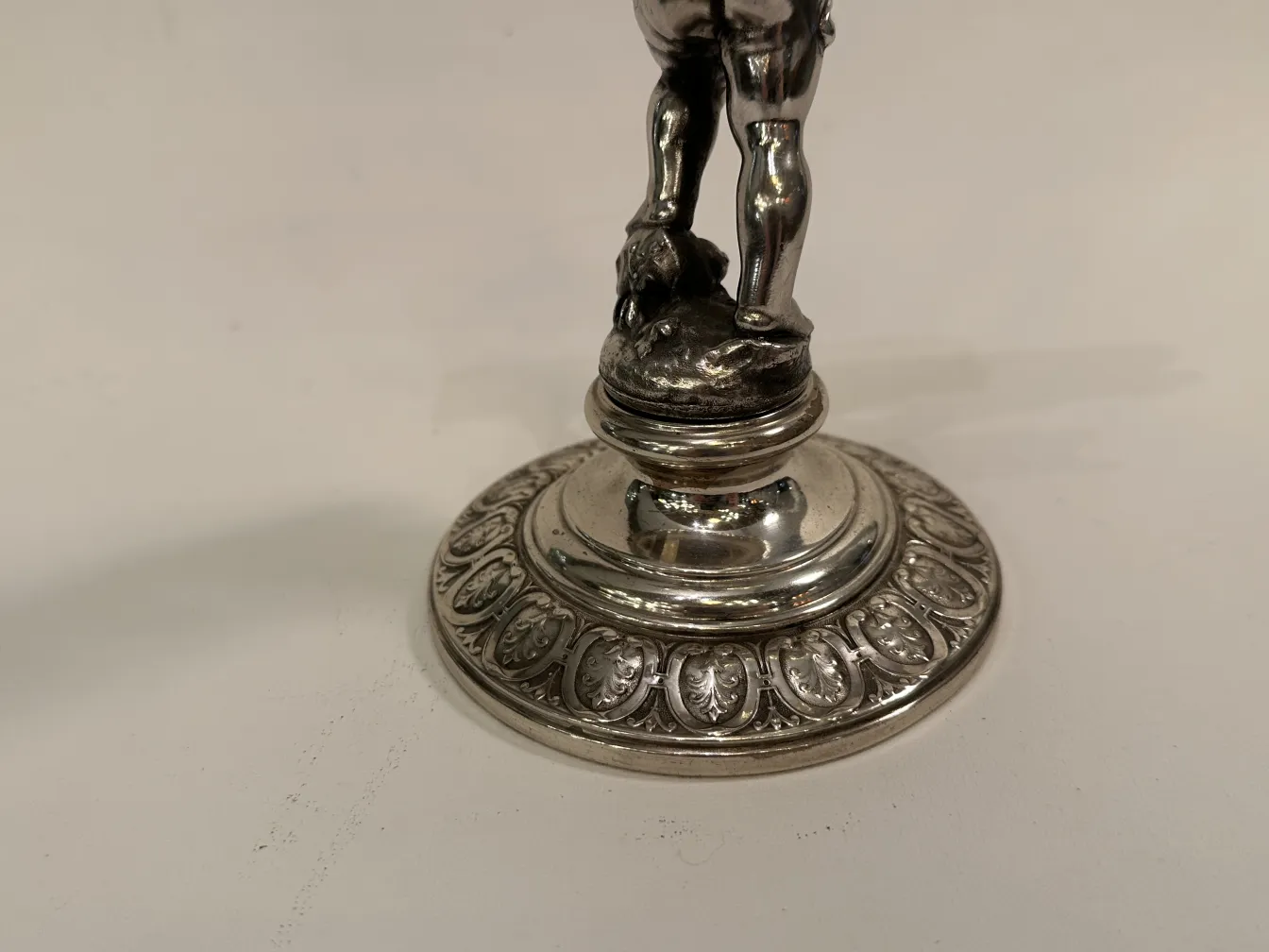 Plateau de carte ancien WMF avec base décorative en forme de figure