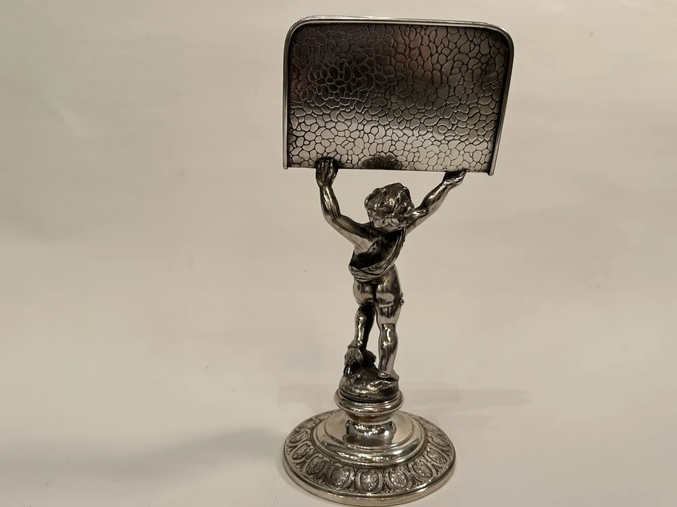 Plateau de carte ancien WMF avec base décorative en forme de figure