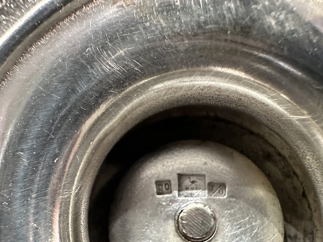 पुरानी पत्र ट्रे wmf जिसमें सजावटी आकृति आधार है