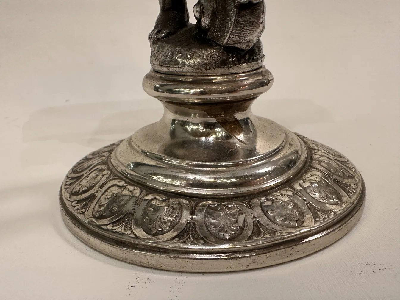 पुरानी पत्र ट्रे wmf जिसमें सजावटी आकृति आधार है
