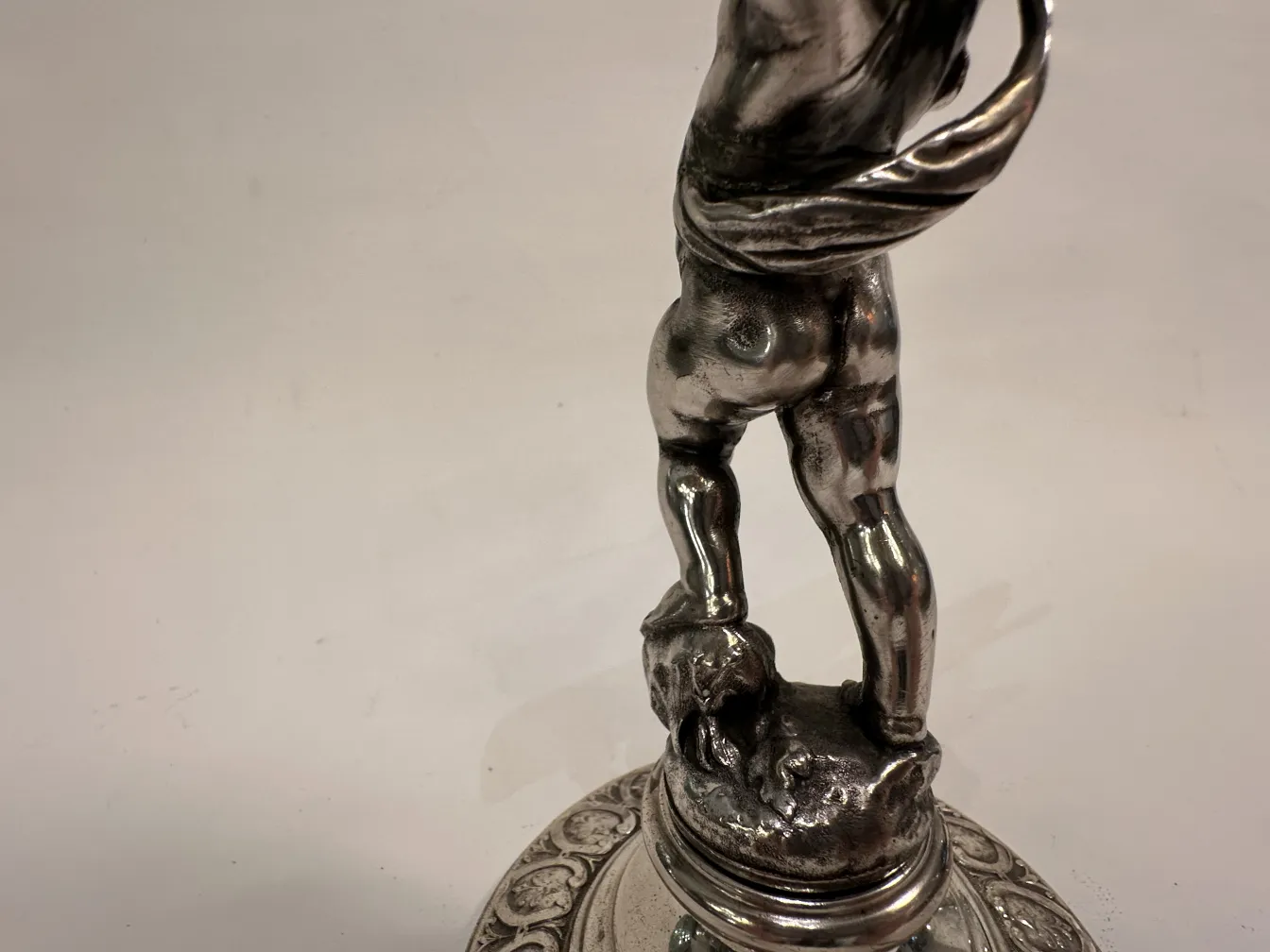 Vassoi per carte antichi WMF con base decorativa a forma di figura