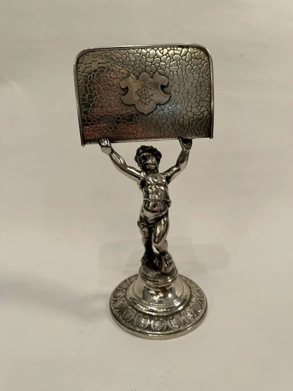 Bandeja de cartas antiga WMF com base decorativa em forma de figura